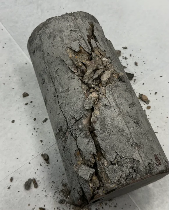 Probeta testigo de hormigón usada en el control de resistencia